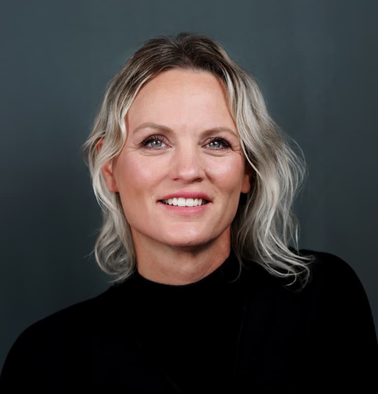 Headshot Andrea Walter 384x400px (1)